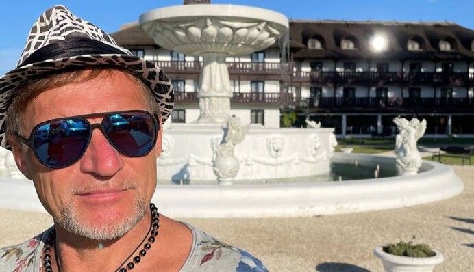 Розпивали горілку в ліжку: Олег Скрипка розповів, що росіяни робили у нього на дачі