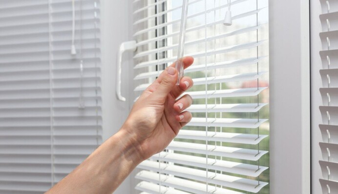 Як почистити жалюзі від пилу і плям: найзручніші способи та лайфхаки