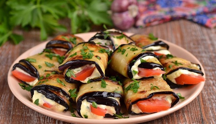Як приготувати улюблені рулетики з баклажанів з сиром і часником: простий рецепт