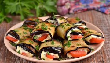 Как приготовить любимые рулетики из баклажанов с сыром и чесноком: простой рецепт