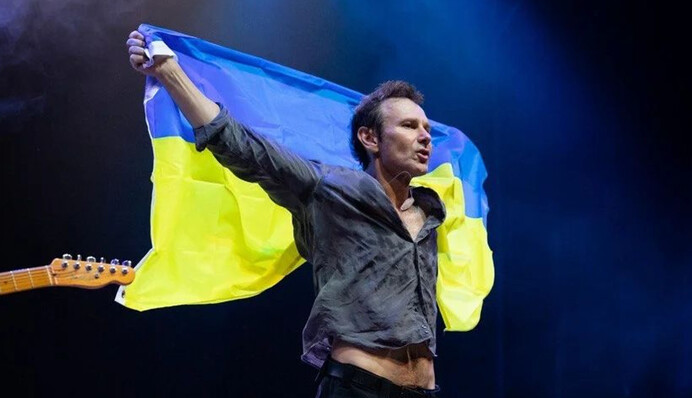 Вот так бицуха: Святослав Вакарчук на концерте в Польше впечатлил физической формой