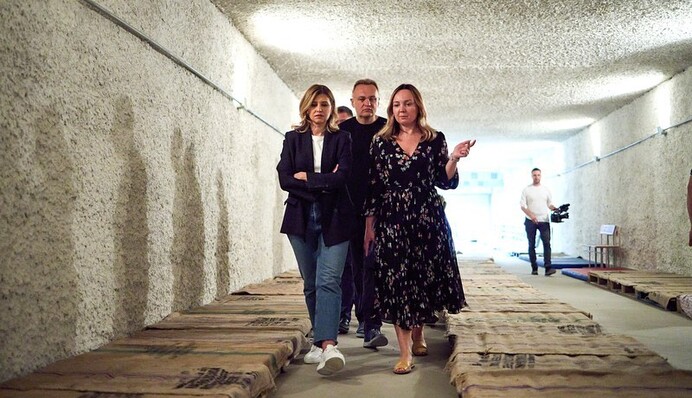 Елена Зеленская в джинсах посетила львовский лицей и проверила условия обучения во время войны