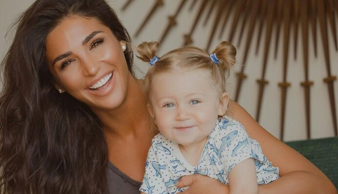 Любимая песня: Санта Димопулос показала, как ее 2-летняя дочь поет 
