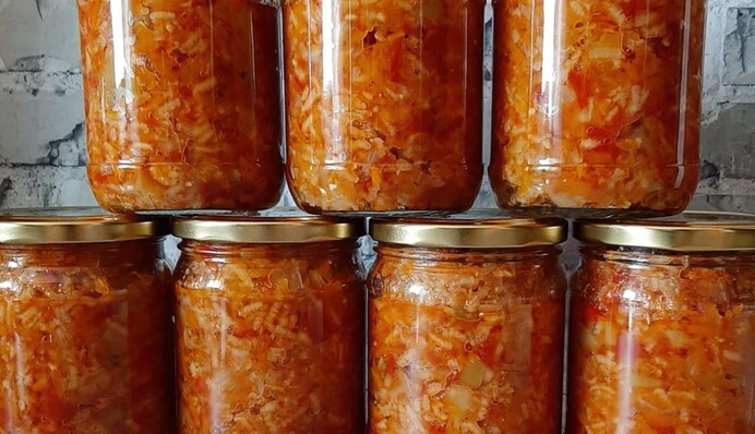 Заготовка на зиму, которая никого не оставит голодным: рецепт овощного салата с рисом