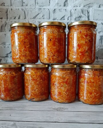 Заготовка на зиму, которая никого не оставит голодным: рецепт овощного салата с рисом