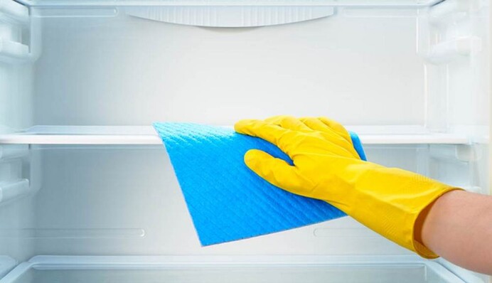 Чому з’являється неприємний запах у морозильній камері і як його позбутися