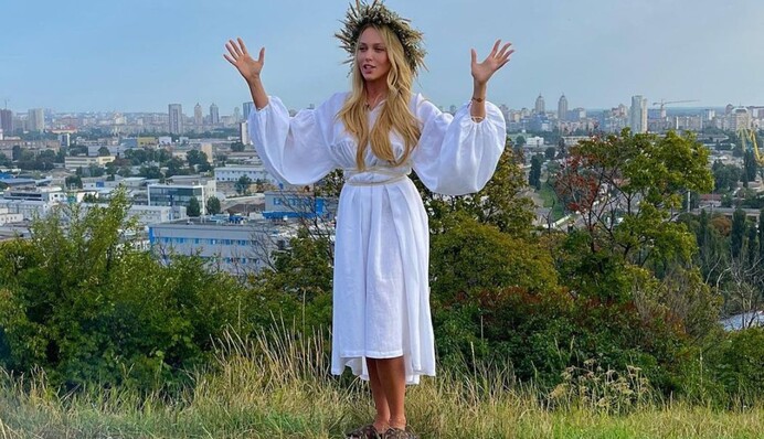 Цьому не місце в Україні: Оля Полякова ритуально спалила свій кокошник