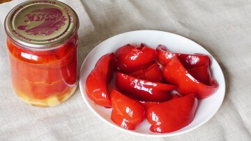 Как закрыть сладкий маринованный перец на зиму: простой рецепт с медом
