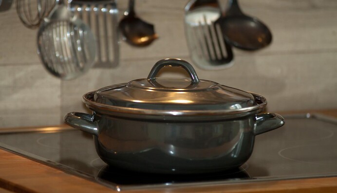 Від накипу не залишиться і сліду. 5 простих способів почистити каструлю, щоб блищала як нова