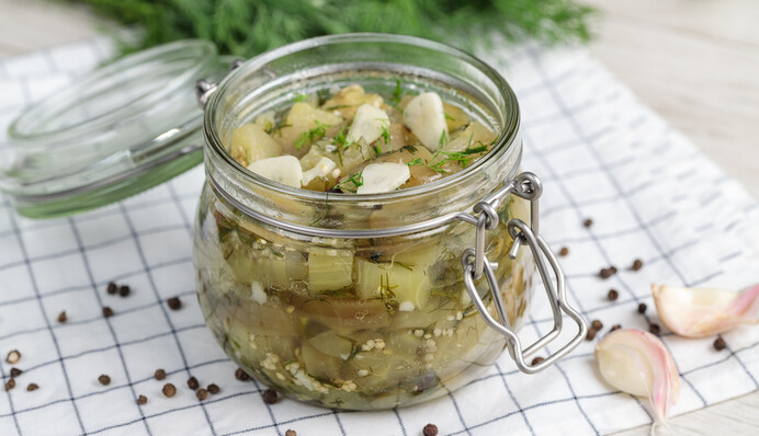 Рецепт – хіт сезону. Готуємо на зиму баклажани як гриби з часником