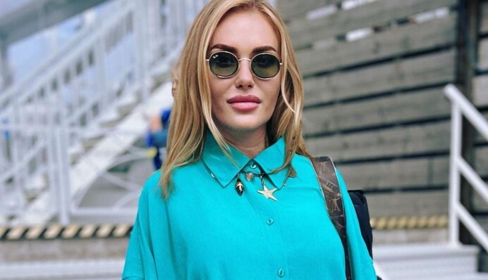 Совсем не время: Слава Каминская в День Независимости показала фото в желто-голубом бикини