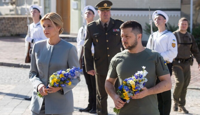 Елена Зеленская в сером костюме с вышивкой помолилась за Украину