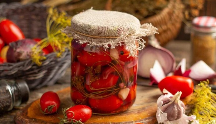 Як закрити на зиму солодкі мариновані помідори: найпростіший рецепт на літрову банку