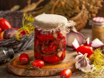 Как закрыть на зиму сладкие маринованные помидоры: самый простой рецепт на литровую банку