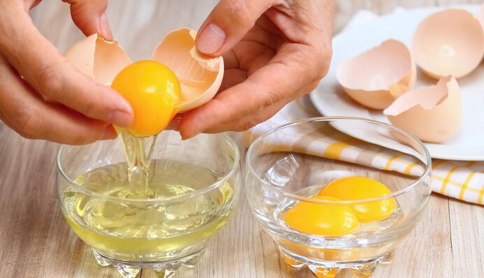 Як швидко і охайно відділити жовток від білка: прості лайфхаки