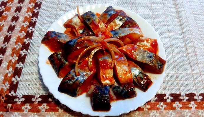 Як смачно замаринувати скумбрію в томаті: простий рецепт