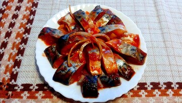 Як смачно замаринувати скумбрію в томаті: простий рецепт