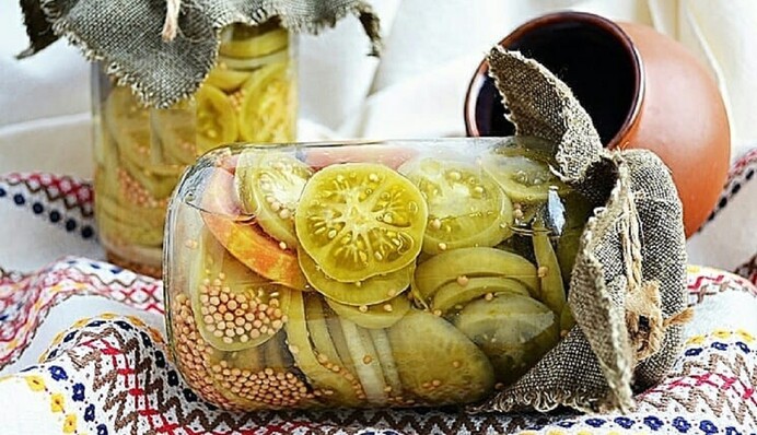 Як закрити на зиму мариновані зелені помідори кружечками: простий рецепт