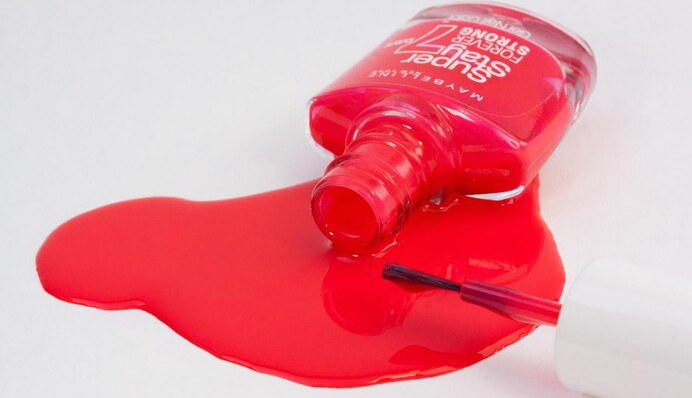 Що робити, якщо лак для нігтів потрапив на одяг: 5 способів видалити пляму