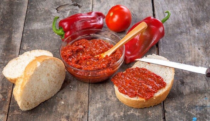 Пікантна та помірно гостра. Рецепт аджики з солодким перцем на зиму