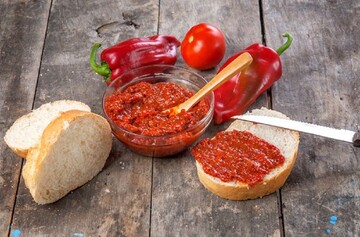 Пікантна та помірно гостра. Рецепт аджики з солодким перцем на зиму