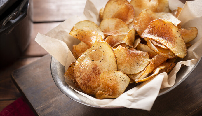 Як приготувати домашні картопляні чипси в мікрохвильовці: найпростіший рецепт