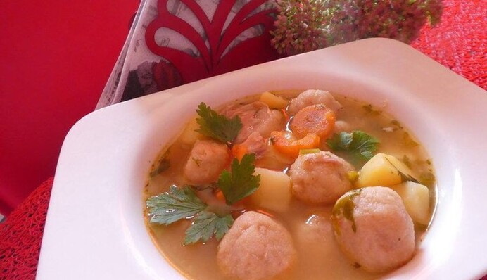 Легка і дуже смачна. Рецепт юшки з рибними фрикадельками на обід