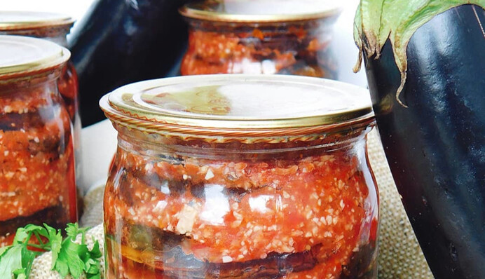 Як закрити на зиму гостренькі баклажани з часником: популярний рецепт