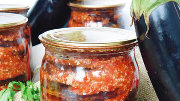 Как закрыть на зиму остренькие баклажаны с чесноком: популярный рецепт