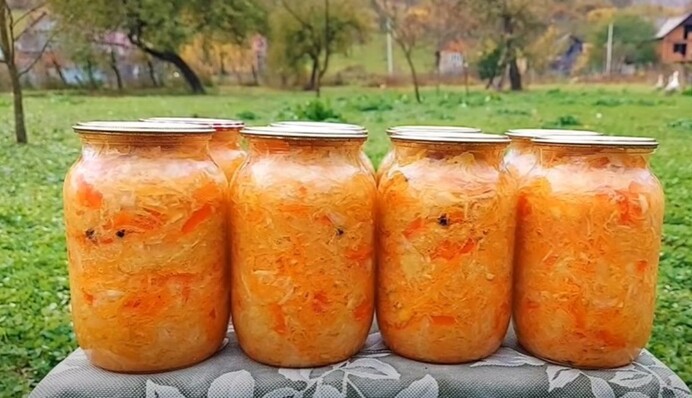 Хрусткий та соковитий. Рецепт салату з капусти і моркви на зиму