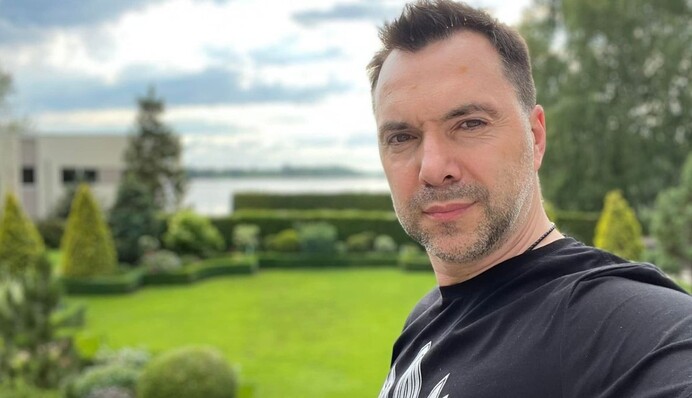 Український вчений пояснив секрет популярності Арестовича - вся справа у голосі