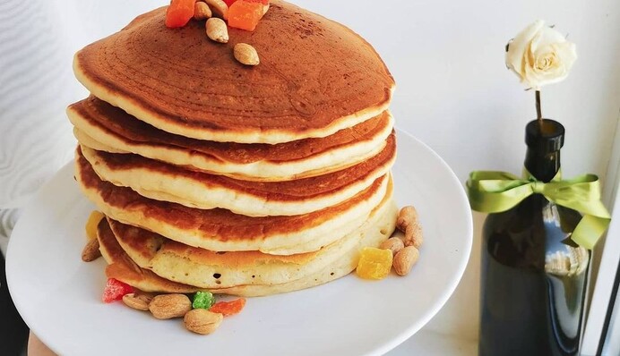 Як приготувати справжні американські панкейки на кефірі, щоб вийшли пишними та ніжними: рецепт