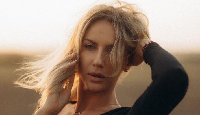 Чтобы не забывали, какая я красивая: Леся Никитюк устроила нежную фотосессию в поле