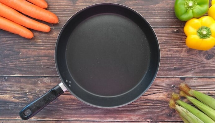 Як за допомогою нашатирного спирту почистити пригорілу сковороду: швидкий спосіб