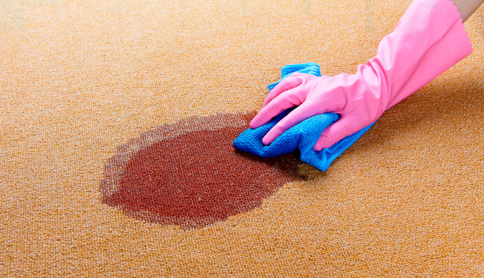Як почистити килим від пилу та бруду без дорогих засобів: поради та лайфхаки