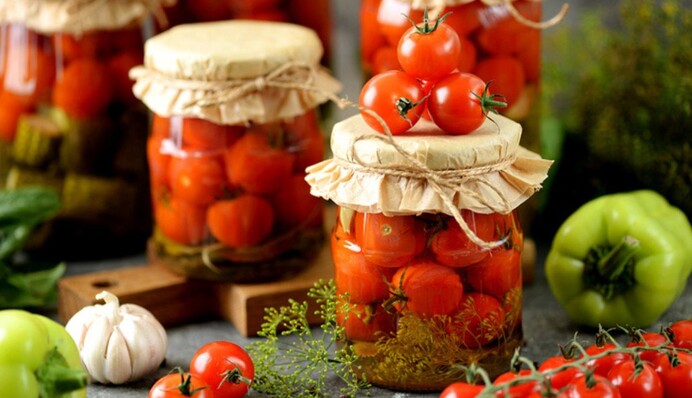 Рецепт – хит этого лета. Как закрыть на зиму помидоры с базиликом