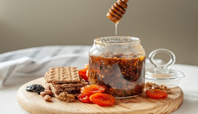 Из меда и сухофруктов. Рецепт витаминной пасты Амосова на зиму