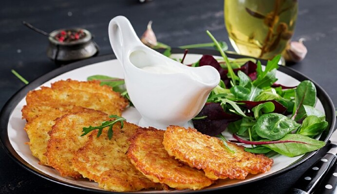 Вийдуть смачні та ніжні. Рецепт картопляних дерунів з домашнім сиром