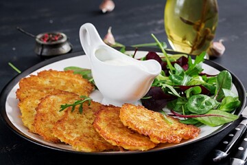 Вийдуть смачні та ніжні. Рецепт картопляних дерунів з домашнім сиром