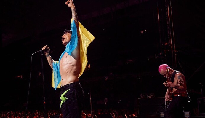 Red Hot Chili Peppers спели на своем концерте с украинским флагом