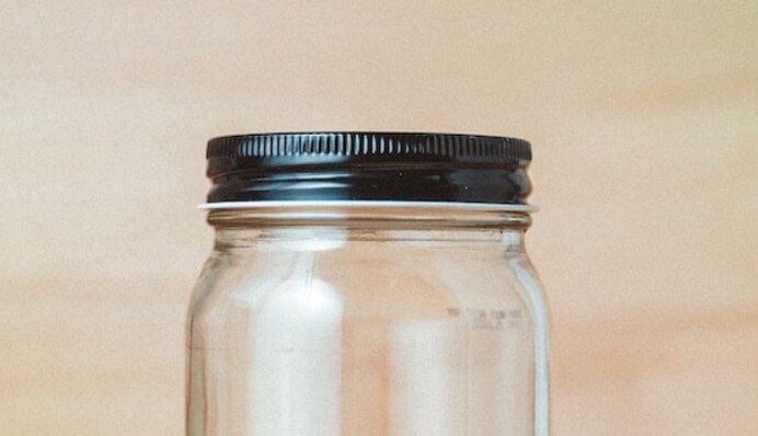 Не залишиться жодних слідів. Простий спосіб зняти наклейку з банки