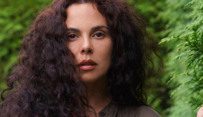 Зараз зазвучала інакше: Настя Каменських випустила кліп на пісню 