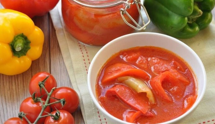 Буде наче свіжий. Рецепт салату з помідорів і болгарського перцю на зиму