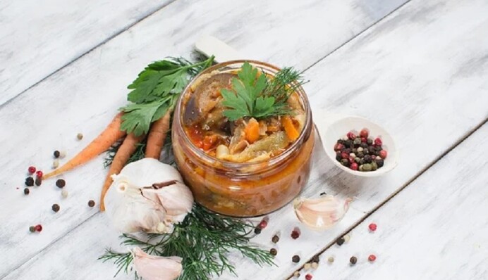 Смакота неймовірна. Рецепт салату з баклажанів і шампіньйонів на зиму