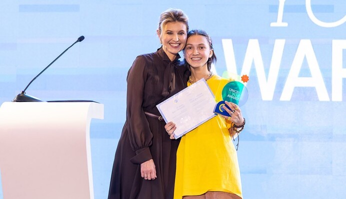 Олена Зеленська в ошатній коричневій сукні вручила нагороду ООН дівчинці з Охтирки