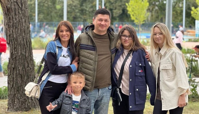 Вихідний із сім'єю: Віталій Кім показав фото з дружиною та дітьми, яких не бачив півроку