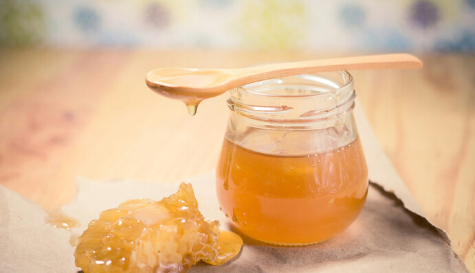 Як правильно зберігати мед в домашніх умовах і чи можна ставити його в холодильник
