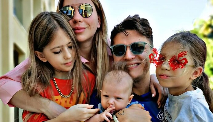 Анатолий Анатолич перевез семью в Париж и отдал детей в престижную школу