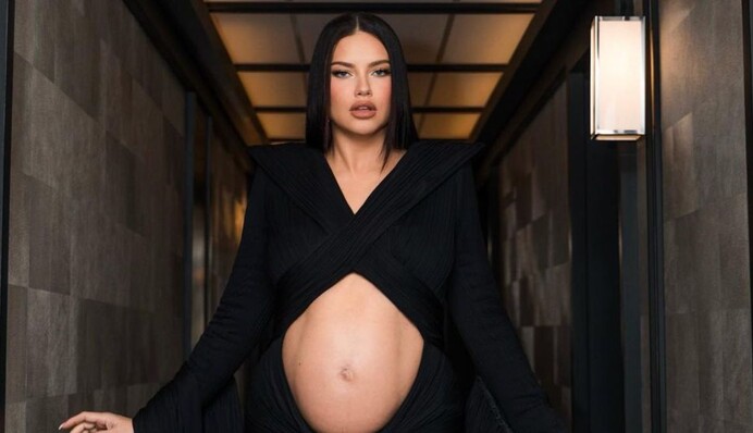 41-летняя супермодель Адриана Лима в третий раз стала мамой и показала первое фото малыша