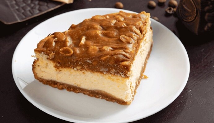 Простий і дуже смачний. Рецепт сирника Снікерс з арахісом і карамеллю